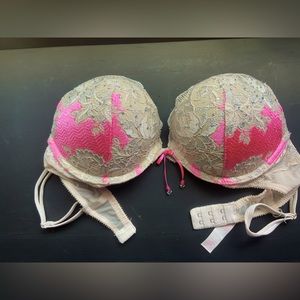 Victoria’s Secret Bombshell plunge bra